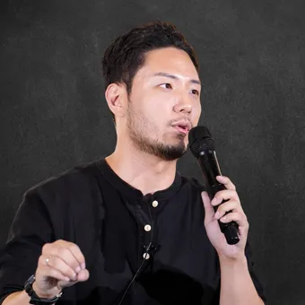 마이크를 들고 강연하는 다메섹